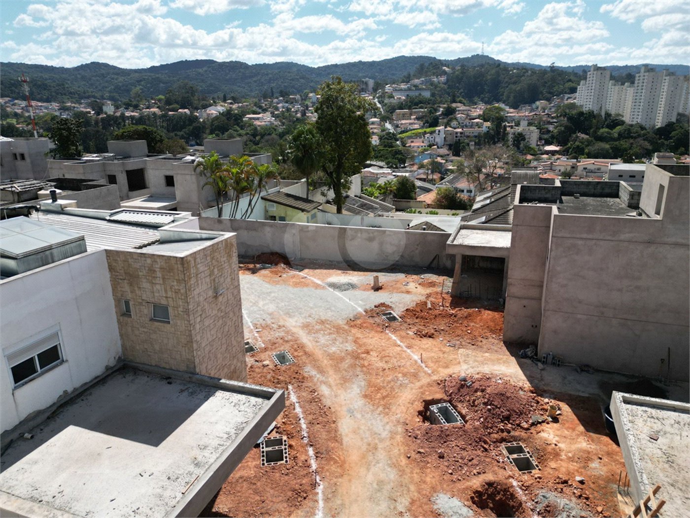 Casa à venda com 4 quartos, sendo 2 suítes, no condomínio Residencial Floresta, São Paulo - SP