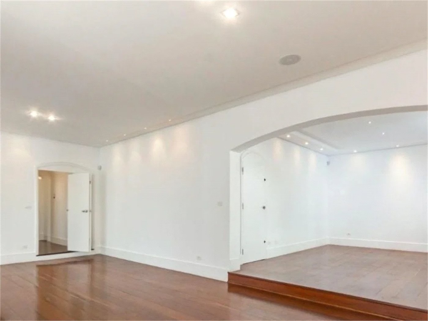 Casa à venda com 4 quartos, sendo 2 suítes, em Vila Morumbi, São Paulo, SP