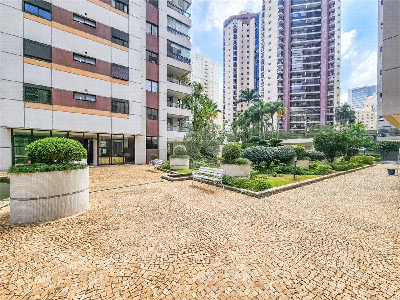 Apartamento à venda com 3 suítes em Indianópolis, São Paulo, SP