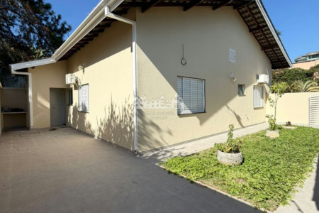 Casa à venda com 3 quartos, sendo 1 suíte, no condomínio Bella Vita, Atibaia - SP