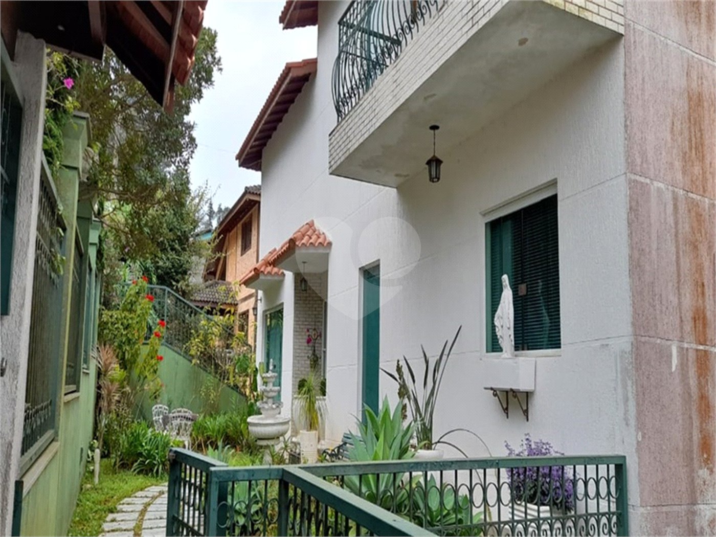 Casa à venda com 5 quartos, sendo 3 suítes,  no condomínio Alpes da Cantareira, Mairiporã - SP