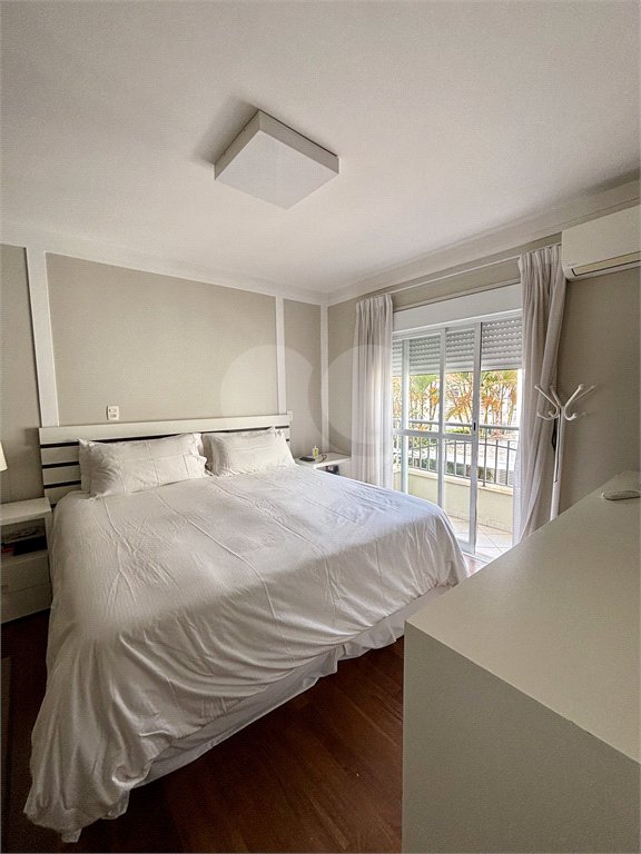 Casa à venda com 4 quartos, sendo 3 suítes, no condomínio Vila Carmel, São Paulo - SP