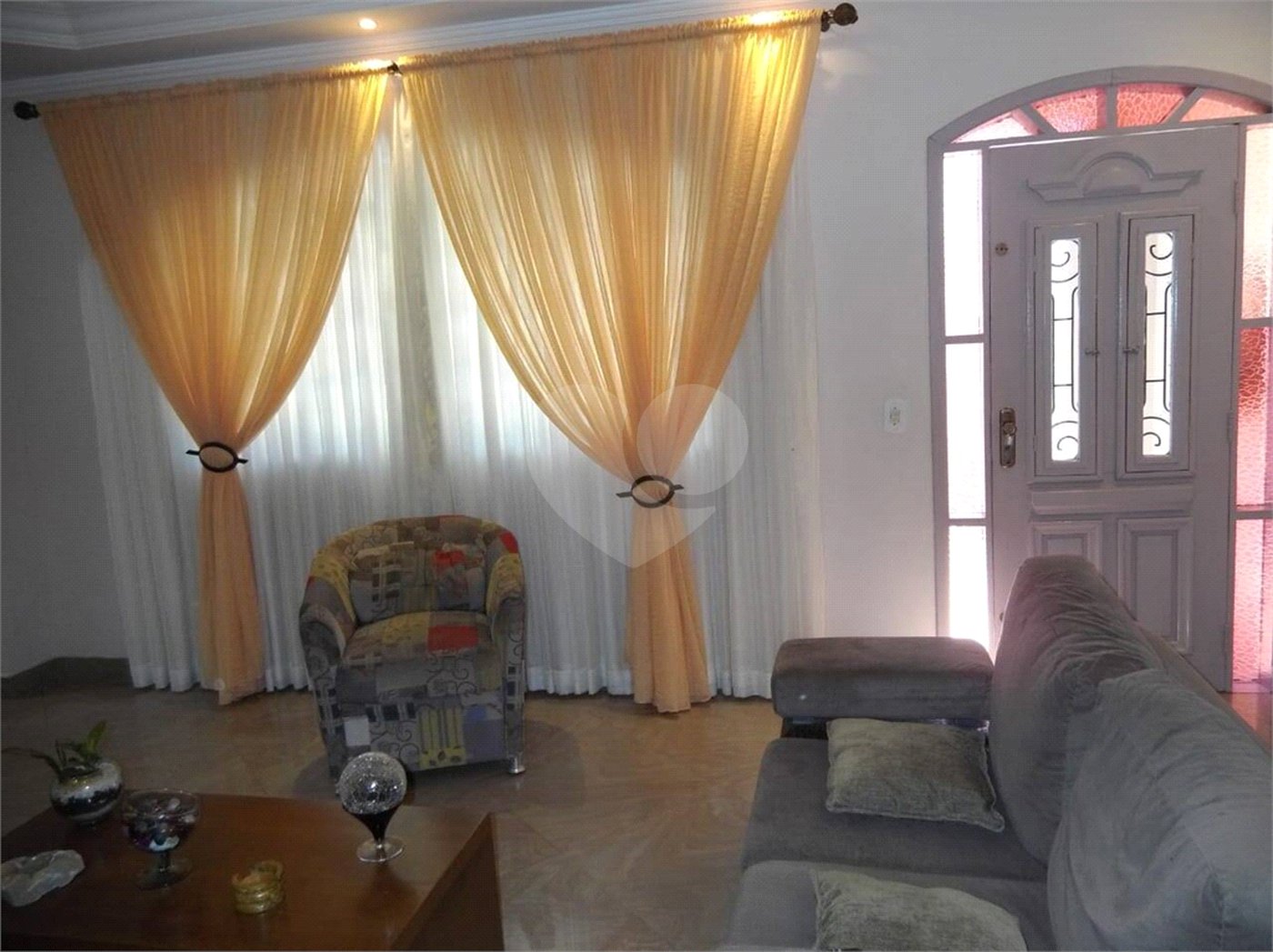Sobrado à venda com 3 quartos, sendo 2 suítes, em Vila Júlia, Poá, SP