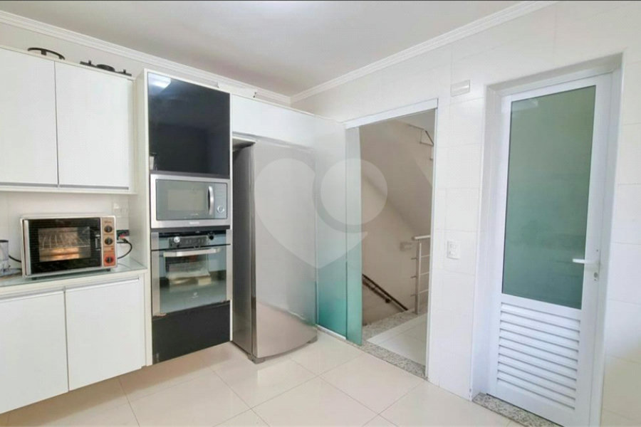 Casa à venda com 3 quartos, sendo 2 suítes, no condomínio Floradas da Serra, São Paulo - SP