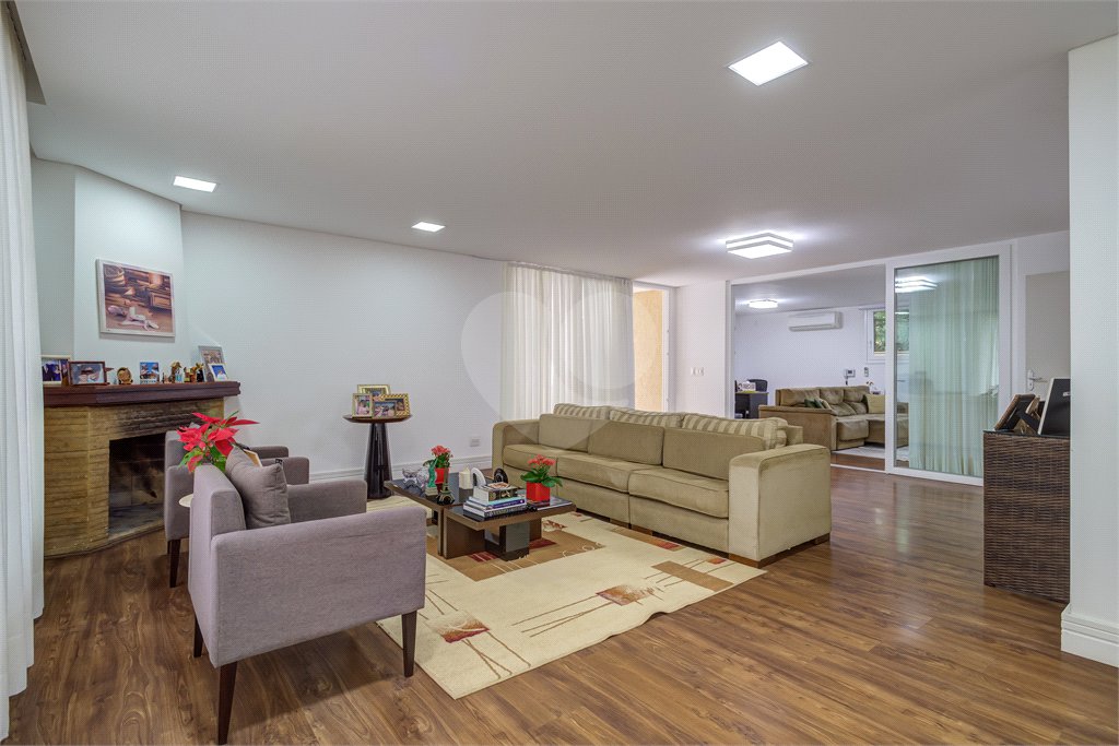 Sobrado à venda com 6 quartos, sendo 3 suítes, em Alto da Boa Vista, São Paulo, SP