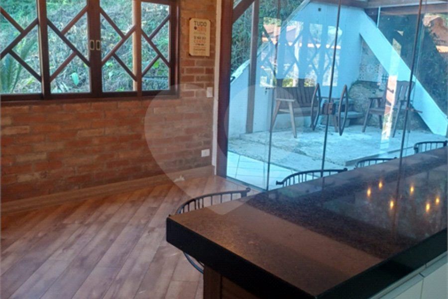 Casa à venda ou para alugar com 3 quartos, sendo 1 suíte, no condomínio Parque Suiça, Caieiras - SP