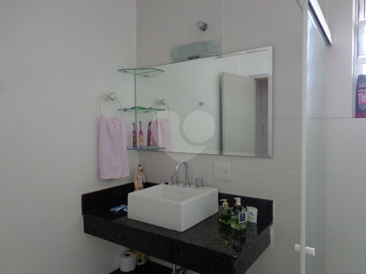 Sobrado à venda com 4 quartos, sendo 3 suítes, em Tremembé, São Paulo, SP