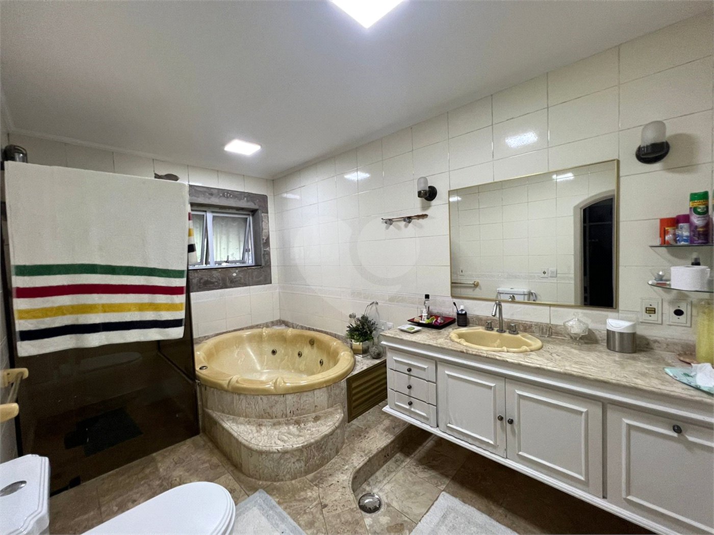 Casa à venda com 6 quartos, sendo 5 suítes, no condomínio Alpes da Cantareira, Mairiporã - SP