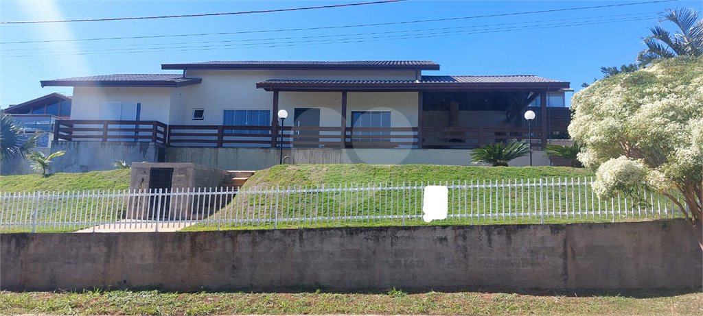 Casa à venda com 3 suítes no condomínio Riviera dos Pássaros, Joanópolis - SP