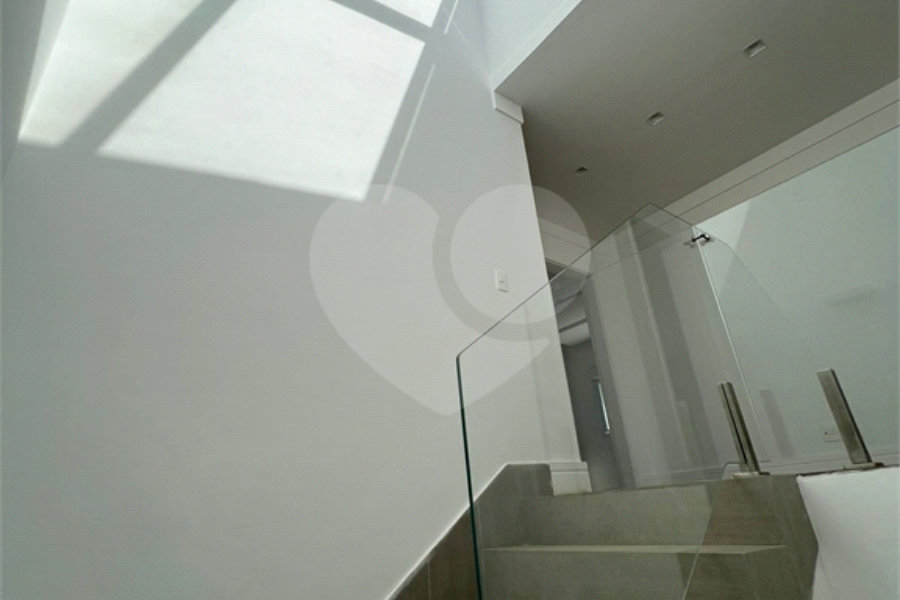 Casa à venda com 4 quartos, sendo 2 suítes, no condomínio Residencial Floresta, São Paulo - SP