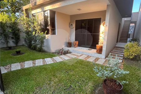 Casa à Venda em Condomínio Fechado na Barra de Guaratiba.