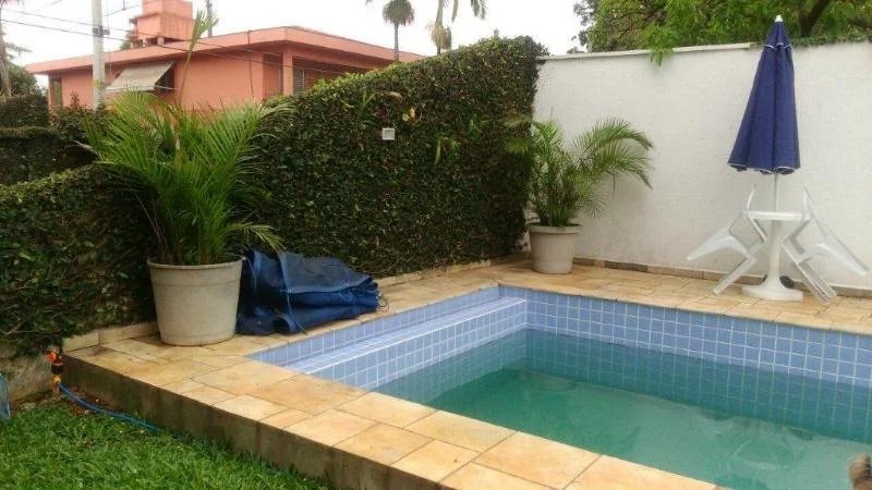 Casa no Butantâ com jardim e piscina