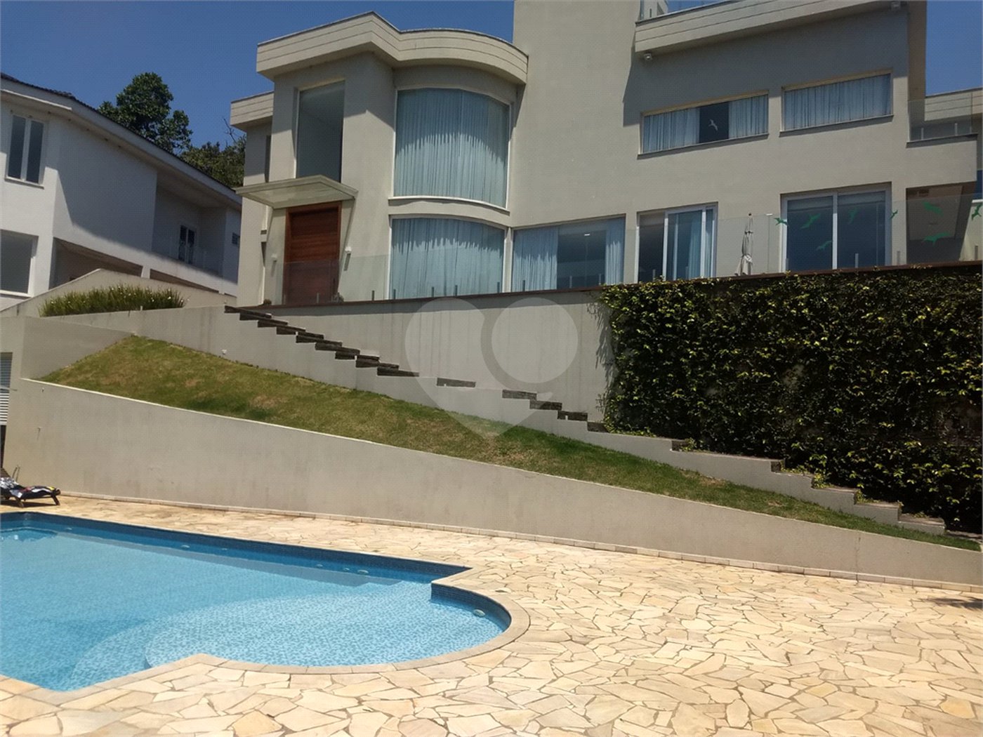 Casa à venda ou para alugar com 4 suítes no condomínio Suíça da Cantareira, Mairiporã - SP