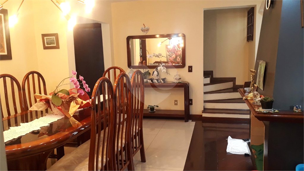 Casa à venda com 5 quartos, sendo 3 suítes,  em Vila Oliveira, Mogi das Cruzes, SP