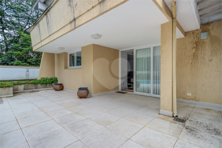 Sobrado à venda com 6 quartos, sendo 3 suítes, em Alto da Boa Vista, São Paulo, SP