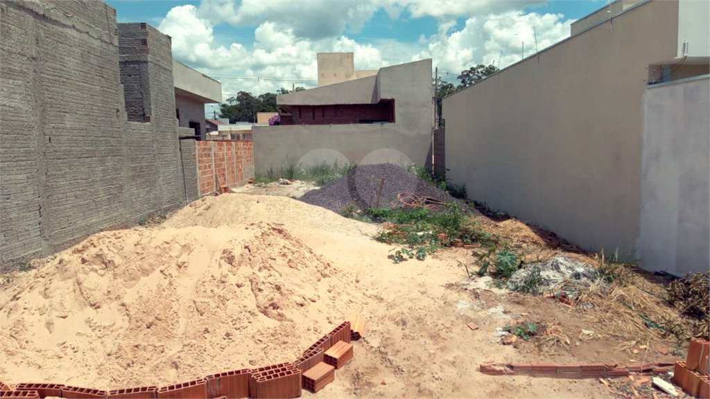 Terreno com 160,00 m² de área total.