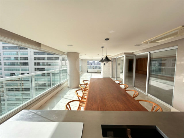 Apartamento à venda com 3 suítes em Moema, São Paulo, SP