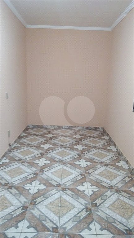 Casa Térrea com 3 dormitórios, sendo 1 suíte.