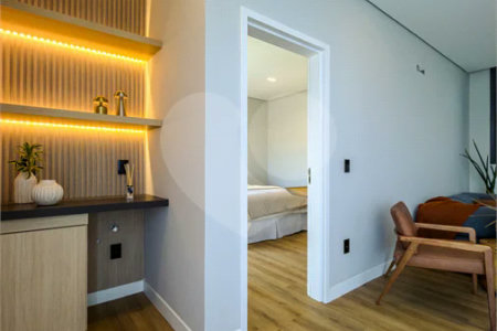 Indaiatuba - Condominio Villa Sapezal - 318 m² de Terreno - 230 m² de Área Construída - 3 suítes, sendo 1 Master com closet planejado - Sala de TV - Sala de estar integrada à Sala de jantar - Cozinha com móveis planejados - Despensa - Escritório planejado - Lavabo - Piscina com preparação para aquec