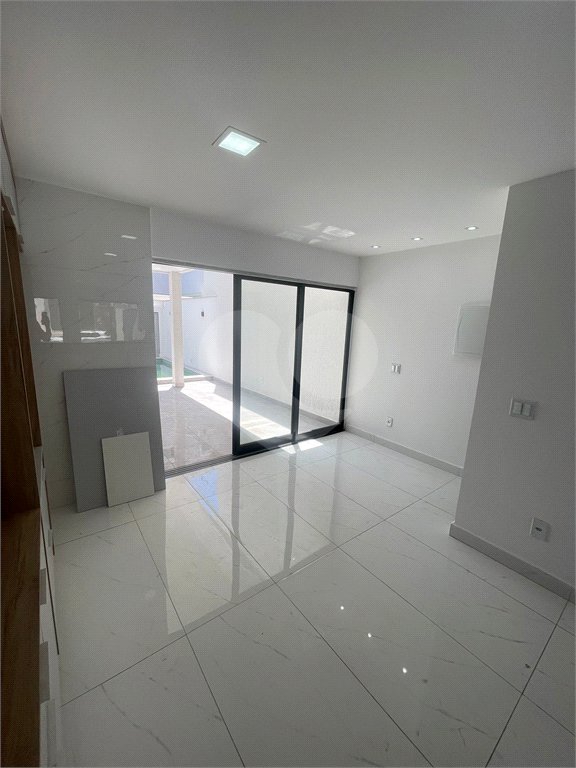 Casa à venda com 3 quartos, sendo 2 suítes, no condomínio Grand Park, Rio de Janeiro - RJ