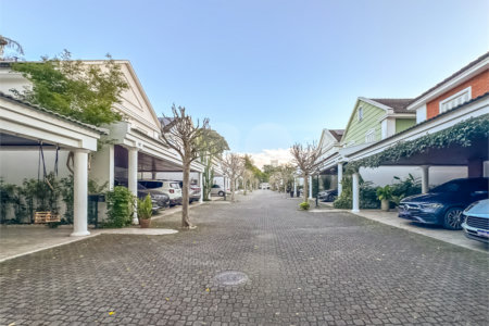 Casa à venda com 4 quartos, sendo 3 suítes, no condomínio Village Place, São Paulo - SP