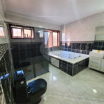 Casa à venda com 5 quartos, sendo 3 suítes, no condomínio Alpes da Cantareira, Mairiporã - SP