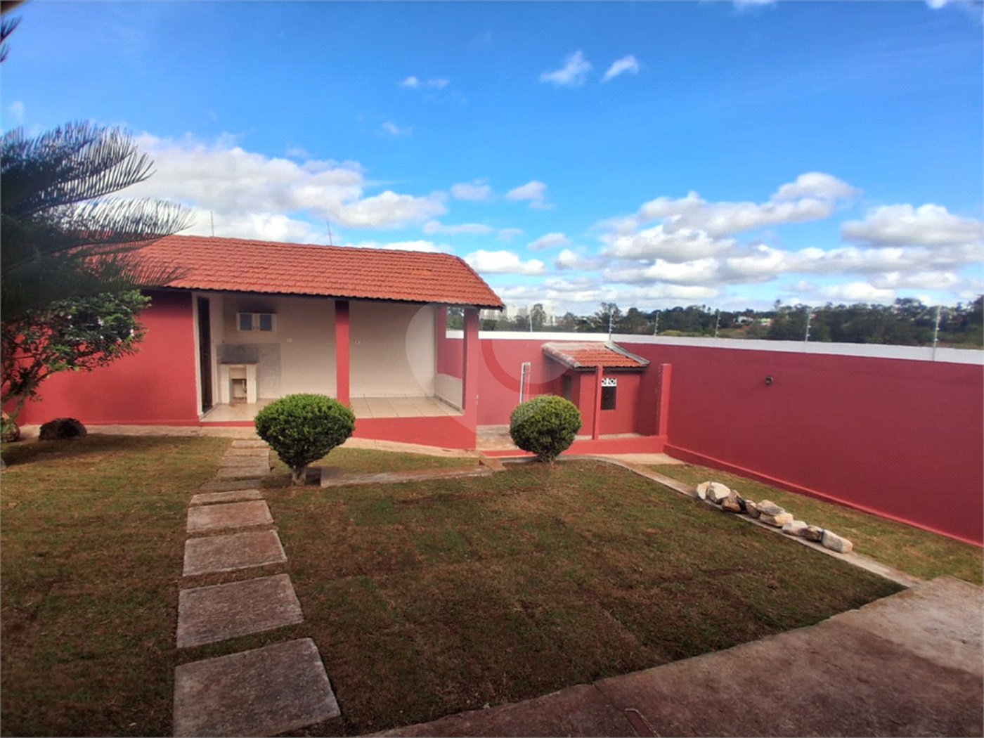 Sobrado à venda ou para alugar com 3 quartos, sendo 2 suítes,  em Parque Atenas do Sul, Itapetininga, SP