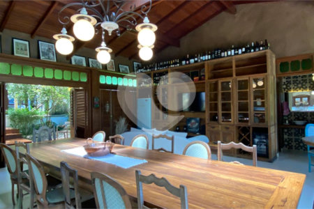 Casa à venda com 1 quarto, sendo 3 suítes, no Centro, Porto Seguro, BA