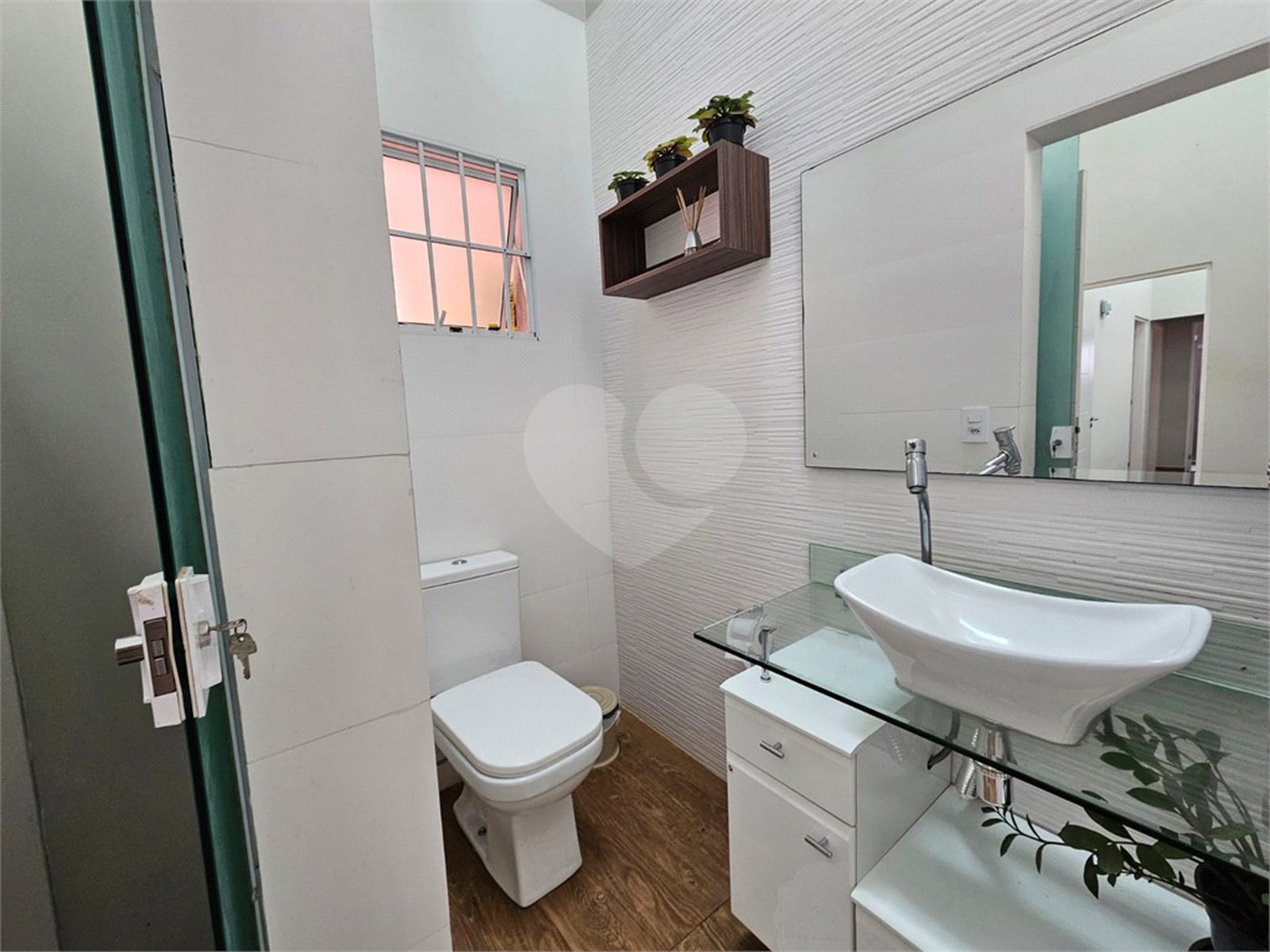 Casa à venda com 4 quartos, sendo 1 suíte,  no condomínio Jardim Shangri-lá, Atibaia - SP