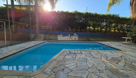 Casa Pé na Água em Atibaia com Acesso à Represa e Mais de 3.000 m² de Natureza
