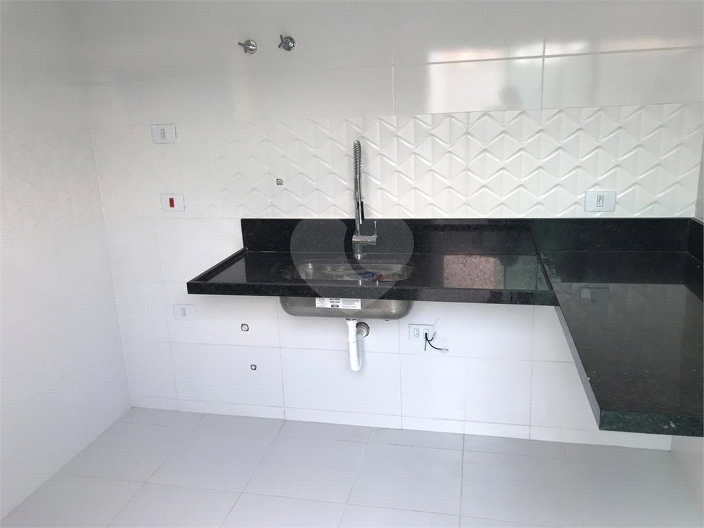 Casa à venda com 3 quartos, sendo 1 suíte, no condomínio Parque Vitória, São Paulo - SP