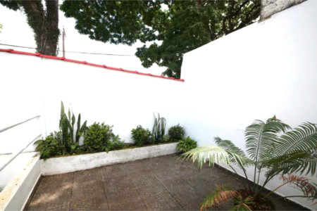 Casa à venda no Campo Belo de 200 metros quadrados, com 3 casas no terreno.