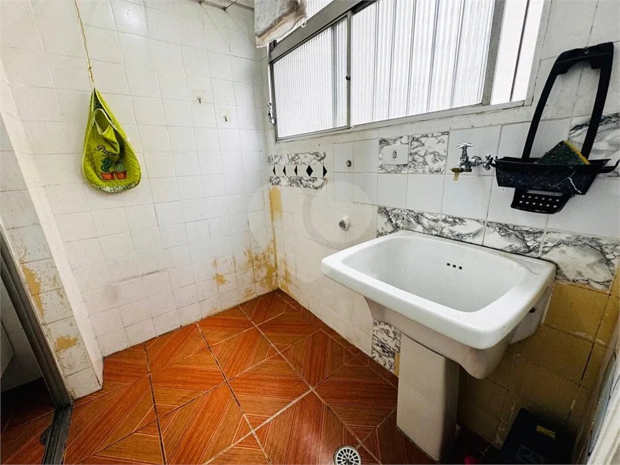 Vende-se Apartamento de 2 Quartos com Sacada na Vila Mascote