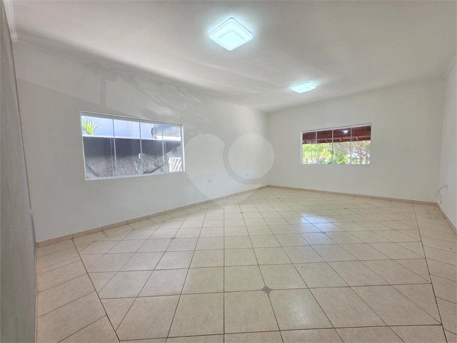 Casa à venda com 3 quartos, sendo 1 suíte, no condomínio Residencial Jardim das Palmeiras, Vinhedo - SP