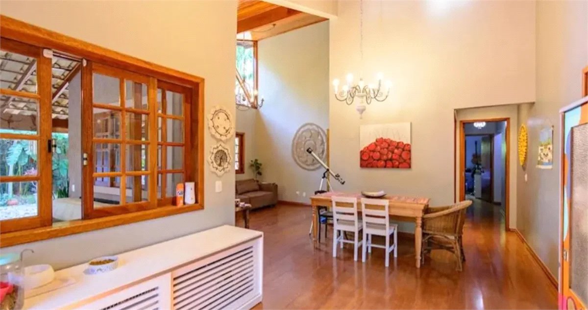 Casa à venda com 4 quartos, sendo 2 suítes, em Granja Viana, Cotia, SP