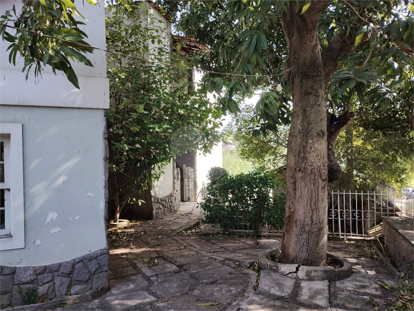 Casa à venda com 5 quartos, sendo 3 suítes, no condomínio Vilarejo, Rio de Janeiro - RJ