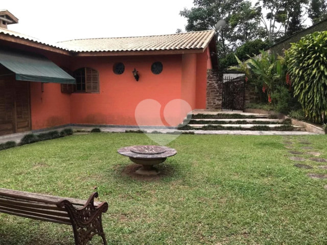 Casa à venda com 5 quartos, sendo 3 suítes,  no condomínio Alpes da Cantareira, Mairiporã - SP