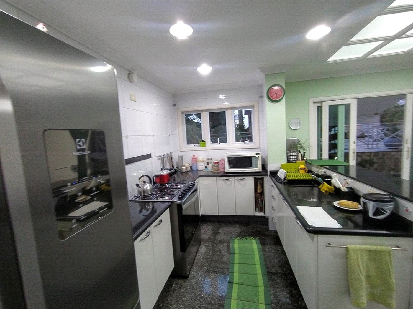 Sobrado à venda com 4 quartos, sendo 2 suítes, em Vila Paulicéia, São Paulo, SP