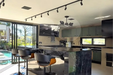 Casa à venda com 3 suítes no condomínio Figueira Garden, Atibaia - SP