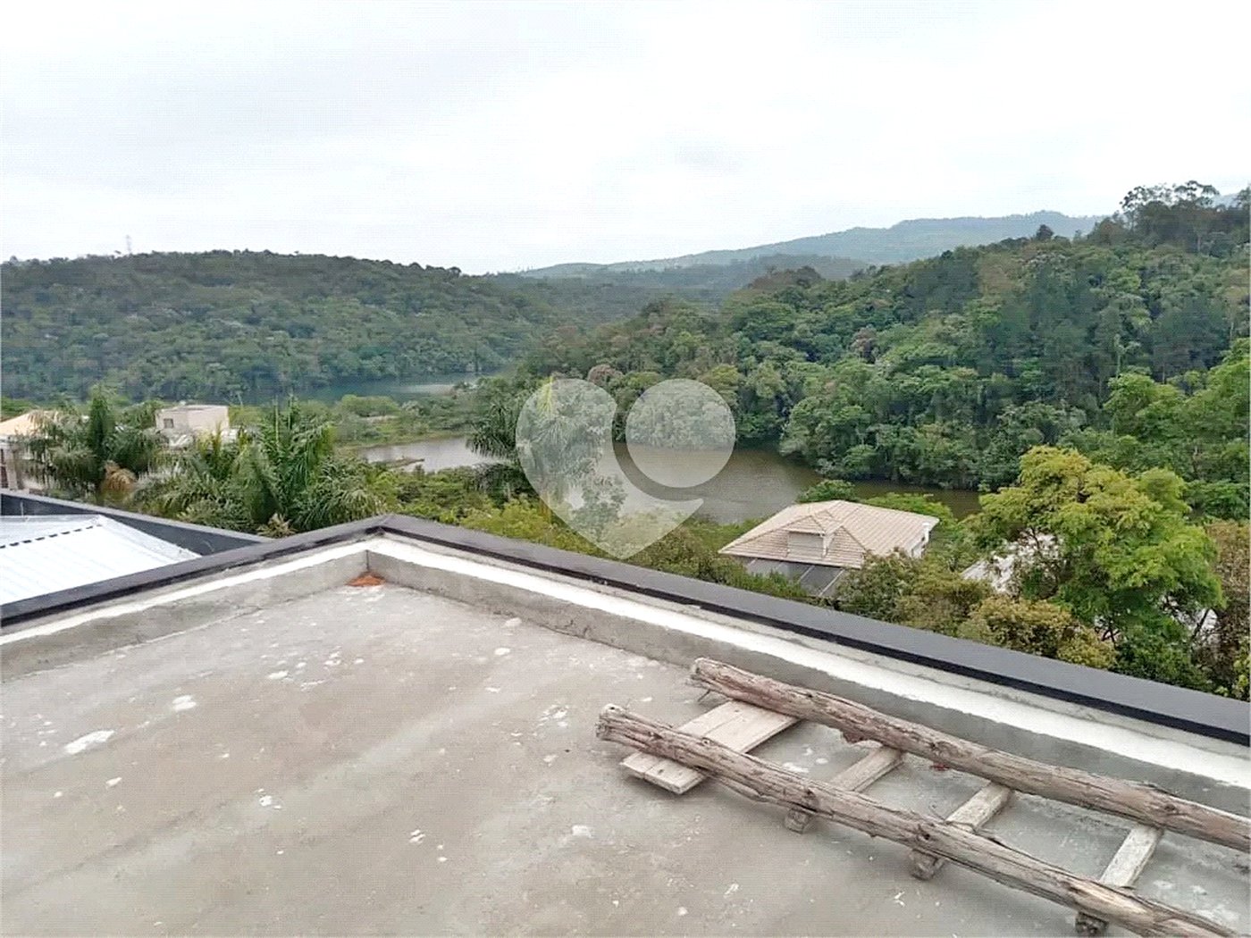 Casa à venda com 4 quartos, sendo 3 suítes, no condomínio Residencial Ecologico da Cantareira, Mairiporã - SP
