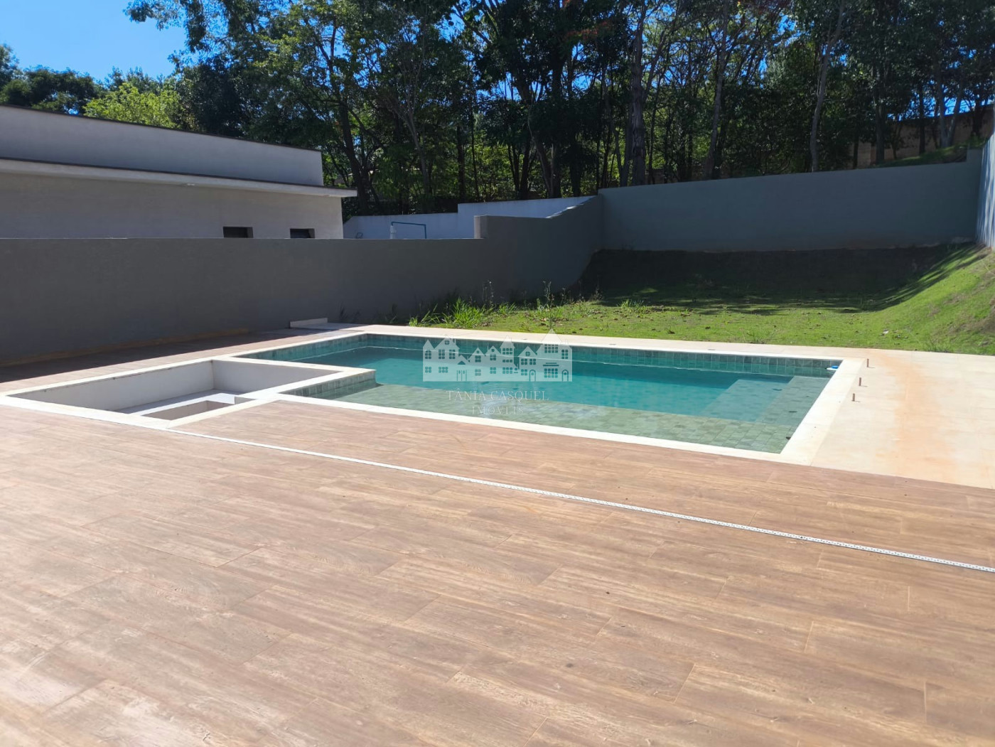 Casa à venda com 5 quartos, sendo 3 suítes, no condomínio Figueira Garden, Atibaia - SP