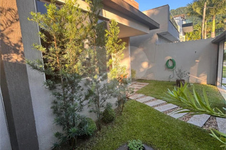 Casa à venda com 3 quartos, sendo 2 suítes, no condomínio Recanto das Palmeiras, Rio de Janeiro - RJ