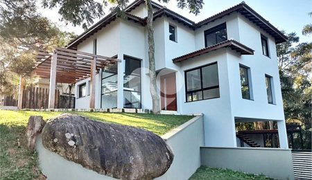 Casa à venda com 4 quartos, sendo 3 suítes,  no condomínio Cantareira, Mairiporã - SP