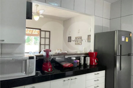 Casa à venda com 4 quartos, sendo 2 suítes, em Caravelas, Armação dos Búzios, RJ