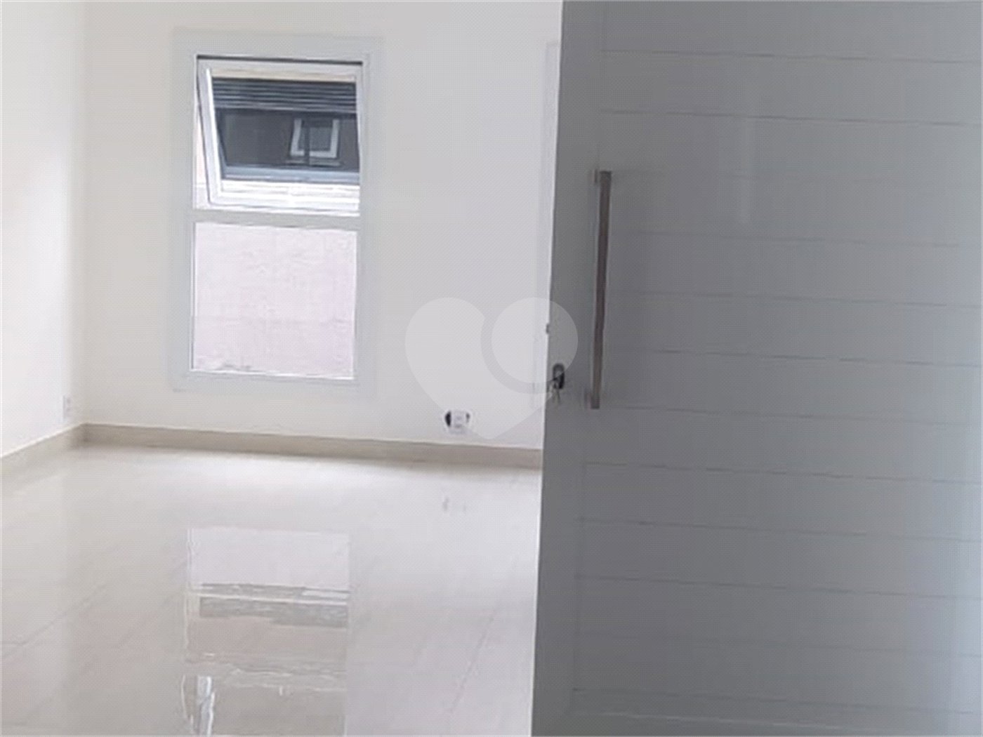 Casa à venda com 2 quartos, sendo 1 suíte, no condomínio Figueira Garden, Atibaia - SP