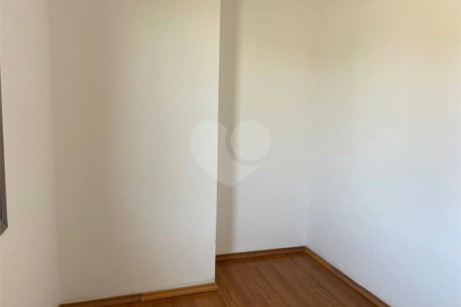 Sobrado à venda com 3 quartos, sendo 1 suíte, em Parque Maria Domitila, São Paulo, SP