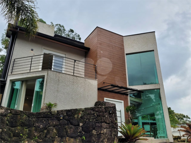 Casa à venda ou para alugar com 3 suítes no condomínio Parque Petrópolis 4 Secção, Mairiporã - SP