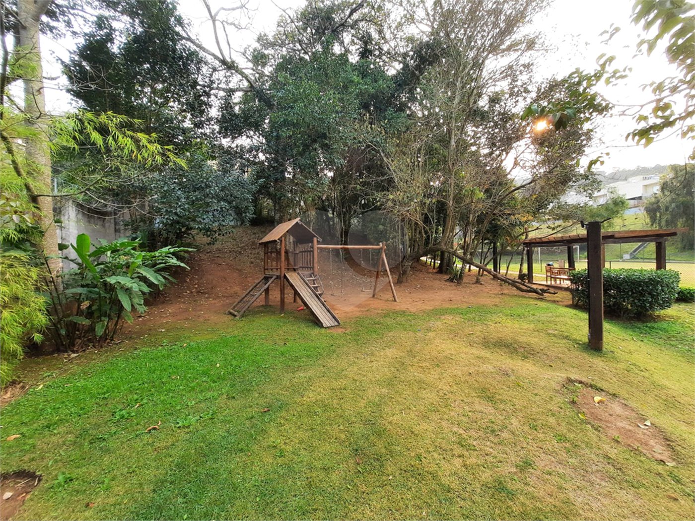 Casa à venda com 3 suítes no condomínio Ecovillagio, São Roque - SP