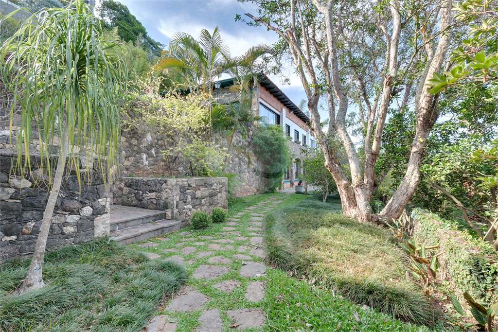 Casa à venda com 4 quartos, sendo 1 suíte, em Guarapiranga, São Paulo, SP
