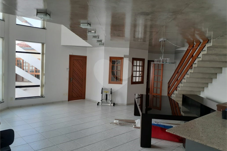 Sobrado à venda com 4 quartos, sendo 2 suítes,  em Tremembé, São Paulo, SP